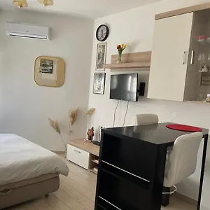 Apartman Elena, Palit